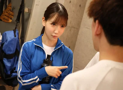 các cầu thủ nghiệp dư trong câu lạc bộ bóng đá quan hệ không an toàn với cô gái xinh