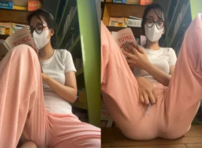 Em gái vừa đọc sách vừa dí sextoy vào lồn
