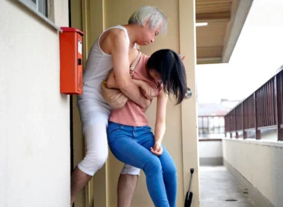 Cô vợ trẻ của con trai bị bố chồng già hành hạ