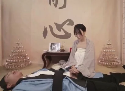 Cô nữ tu đối diện với vị đạo sĩ bị thương