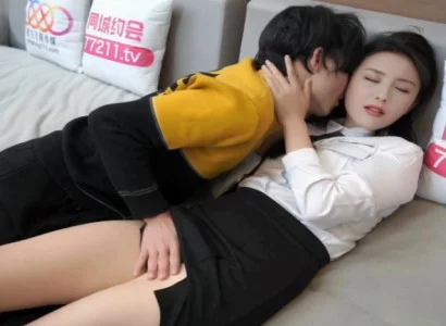 Cô gái văn phòng xinh lén lút phục vụ sếp để có tiền