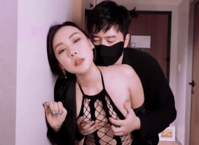 Phu nhân bán thân cho sếp để trả nợ giúp chồng