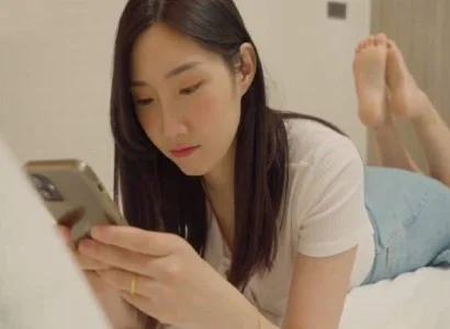 Chị ấy dan díu với anh nhân viên giao hàng